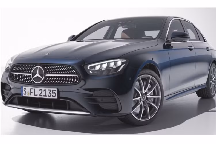 Đặc biệt, đối với 2 phiên bản E 300 e Avantgarde và E 300 e AMG Dynamic, khi người dùng sử dụng xe ở chế độ thuần điện, xe có thể hoạt động tối đa trong phạm vi 50 km. Về giá xe Mercedes-Benz E-Class 2021, ba phiên bản của mẫu xe này tại thị trường Thái Lan tương ứng 117.976 USD (khoảng 2,71 tỷ đồng) cho bản E 220 d AMG Sport, 106.259 USD (khoảng 2,44 tỷ đồng) cho bản E 300 e Avantgarde và 125.579 USD (khoảng 2,88 tỷ đồng) cho bản E 300 e AMG Dynamic.