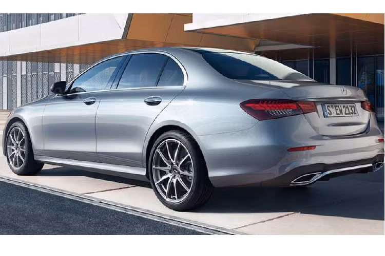 Về an toàn, tất cả các phiên bản của dòng E-Class 2021 tại thị trường Thái Lan đều có sẵn hệ thống Pre-Safe. Riêng bản E 300 e AMG Dynamic có thêm công nghệ camera 360 độ. Về truyền động, trên phiên bản E 220 d AMG Sport, xe sử dụng động cơ dầu I4 2.0l, sản sinh công suất 192 mã lực tại 3.800 vòng/phút và 400 Nm mô-men xoắn cực đại tại dải vòng tua 1.600-2.800 vòng/phút. Sức mạnh này được truyền tới 2 bánh sau thông qua hộp số tự động 9G-Tronic.