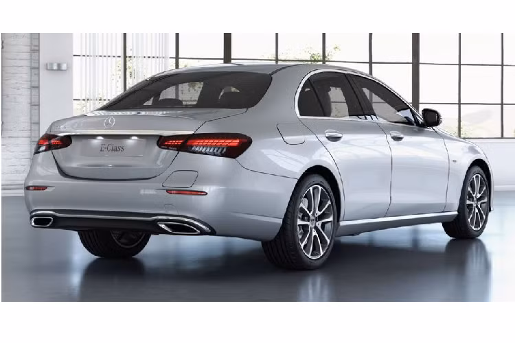 Trên phiên bản E 300 e Avantgarde và E 300 e AMG Dynamic, xe sử dụng động cơ xăng I4 2.0l tăng áp kết hợp mô-tơ điện, sản sinh tổng công suất 316 mã lực và 700 Nm mô-men xoắn. Theo nhà sản xuất, cả 2 phiên bản E 300 e Avantgarde và E 300 e AMG Dynamic đều có thời gian tăng tốc ở mức 5,7 giây từ 0 - 100 km/h và tốc độ tối đa 250 km/h.