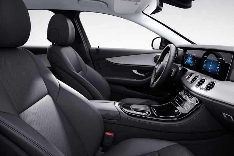 Ở khu vực ngoại thất, mẫu xe sang Mercedes-Benz E-Class 2021 có sự khác biệt so với phiên bản tiền nhiệm ở một số chi tiết như thiết kế đầu và đuôi xe hoàn toàn mới với cụm đèn chiếu sáng trước, đèn hậu dạng mảnh và mặt ca-lăng sửa đổi. Trên phiên bản E 220 d AMG Sport và E 300 e AMG Dynamic tại Thái Lan được trang bị thêm gói ngoại thất AMG Line mang phong cách thể thao.