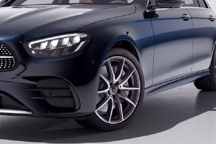 Đối với phiên bản E 220 d AMG Sport, xe được trang bị tiêu chuẩn hệ thống đèn pha LED hiệu suất cao, mâm xe 19 inch 5 chấu AMG, ghế bọc da Artico cao cấp và vô-lăng bọc da Nappa đi kèm đèn viền nội thất.