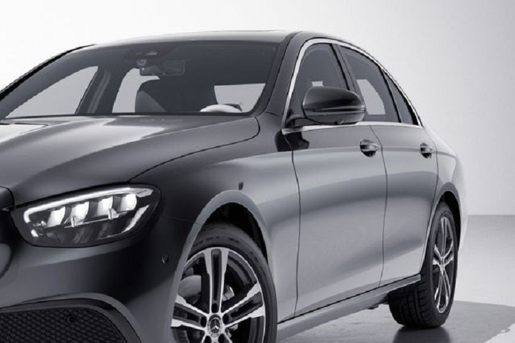 Trên phiên bản E 300 e Avantgarde và E 300 e AMG Dynamic, xe sử dụng mâm xe từ 18 inch - 19 inch, hệ thống đèn pha LED hiệu suất cao trên bản Avantgarde và hệ thống đèn Multibeam LED trên bản Dynamic.