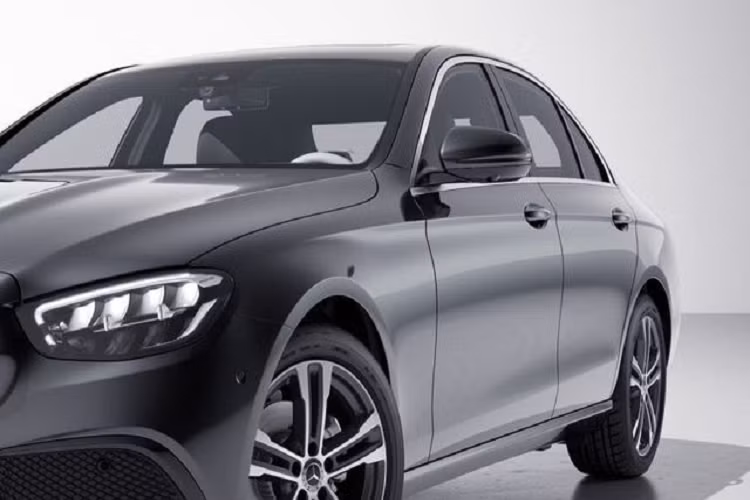 Trên phiên bản E 300 e Avantgarde và E 300 e AMG Dynamic, xe sử dụng mâm xe từ 18 inch - 19 inch, hệ thống đèn pha LED hiệu suất cao trên bản Avantgarde và hệ thống đèn Multibeam LED trên bản Dynamic.