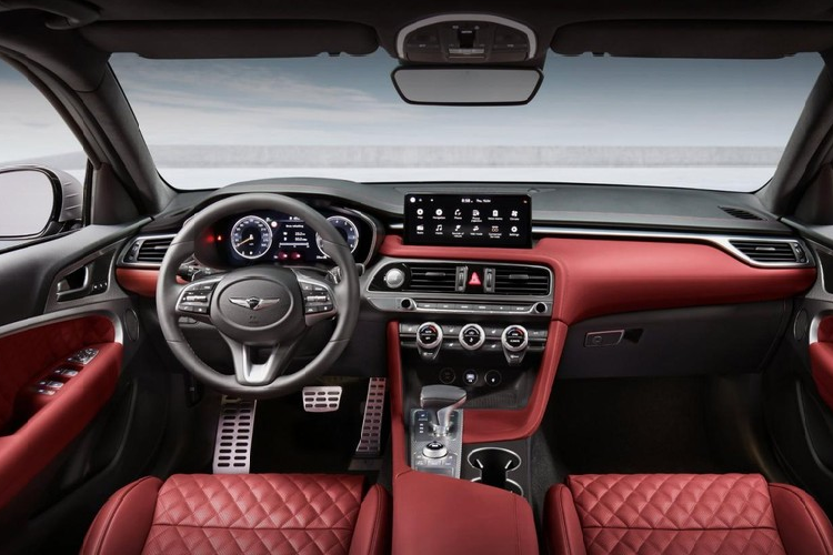 Chưa hết, trên đuôi xe còn có cụm đèn hậu LED mới, ăn sâu vào bên trong cửa cốp. Thêm vào đó là tem chữ nổi "Genesis" ở giữa cửa cốp, cản va thay đổi cho phù hợp với kiểu dáng shooting brake mới, bộ khuếch tán gió 4 vây bên dưới và cánh gió mui tích hợp đèn phanh trên cao.