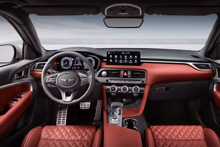 Chưa hết, trên đuôi xe còn có cụm đèn hậu LED mới, ăn sâu vào bên trong cửa cốp. Thêm vào đó là tem chữ nổi "Genesis" ở giữa cửa cốp, cản va thay đổi cho phù hợp với kiểu dáng shooting brake mới, bộ khuếch tán gió 4 vây bên dưới và cánh gió mui tích hợp đèn phanh trên cao.