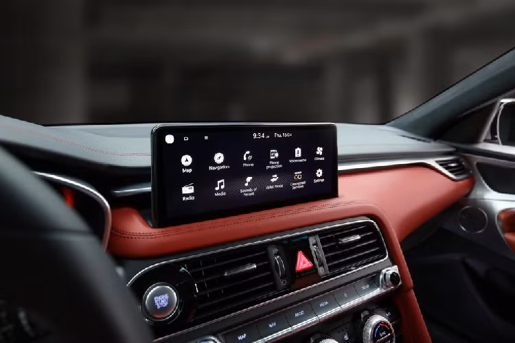 Trái với thiết kế đuôi xe, phần đầu xe của Genesis G70 Shooting Brake lại chẳng khác gì G70 Sedan. Từ cản trước, lưới tản nhiệt cho đến đèn pha của Genesis G70 Shooting Brake đều giống với G70 Sedan.