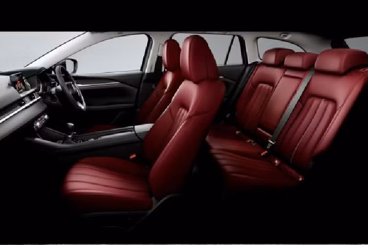 Động cơ này cùng được áp dụng trên biến thể Atenza cao cấp nhất. Trong khi các bản Sport và Touring được trang bị động cơ xăng SkyActiv-G 2.5L hút khí tự nhiên, công suất 188 mã lực tại 6.000 vòng/phút và mô-men xoắn 252 Nm tại 4.000 vòng/phút, hộp số tự động 6 cấp, mức tiêu thụ nhiên liệu trung bình là 7 lít/100 km.