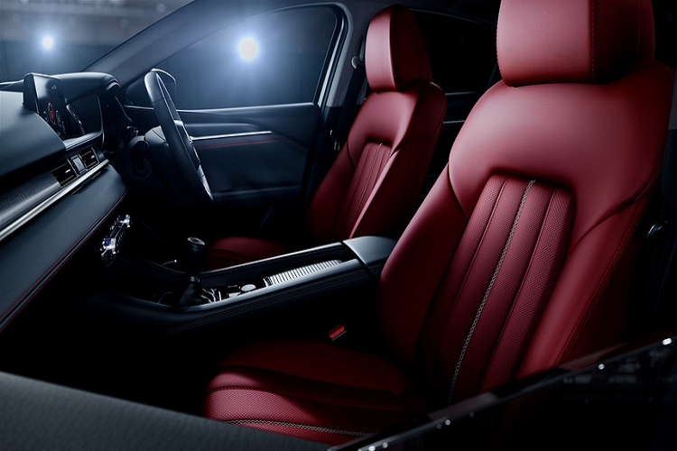 Điểm nổi bật ở ngoại hình Mazda6 GT SP thế hệ mới là ốp gương chiếu hậu sơn đen, mâm xe hợp kim 19 inch sơn đen bóng. Bên trong, nội thất được bọc da màu đỏ tía. Giống với phiên bản "tiền nhiệm", Mazda GT SP mới có 2 tùy chọn sedan và wagon.