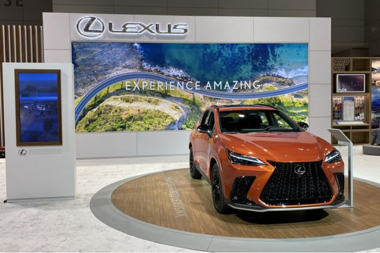 Ngoài Cadmium Orange, Lexus NX thế hệ mới còn nhiều lựa chọn màu sắc khác như đỏ Redline, xám Cloudburst Grey và xanh dương Grecian Water, riêng các mẫu F Sport sẽ có thêm màu trắng Ultra White, đen Obsidian và xanh dương Ultra Sonic Blue Mica 2.0. Thực tế, dù với màu sơn nào thì NX 2022 cũng thu hút sự chú ý của người đối diện, vì thiết kế xe vốn đã rất sắc nét, ấn tượng.