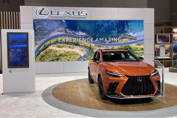 Ngoài Cadmium Orange, Lexus NX thế hệ mới còn nhiều lựa chọn màu sắc khác như đỏ Redline, xám Cloudburst Grey và xanh dương Grecian Water, riêng các mẫu F Sport sẽ có thêm màu trắng Ultra White, đen Obsidian và xanh dương Ultra Sonic Blue Mica 2.0. Thực tế, dù với màu sơn nào thì NX 2022 cũng thu hút sự chú ý của người đối diện, vì thiết kế xe vốn đã rất sắc nét, ấn tượng.