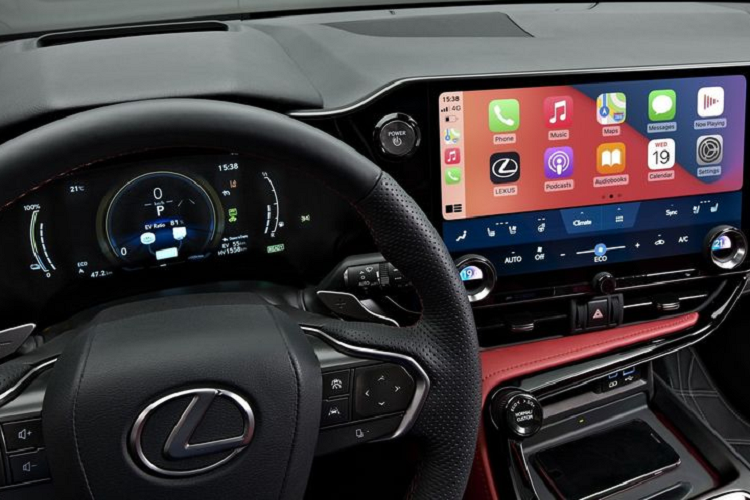 Ở phần đuôi xe, biểu tượng chữ L truyền thống của thương hiệu đã được loại bỏ, thay vào đó là dòng chữ “LEXUS” in đậm nổi bật. Đèn hậu cũng trải dài toàn bộ chiều rộng của khu vực đuôi xe.