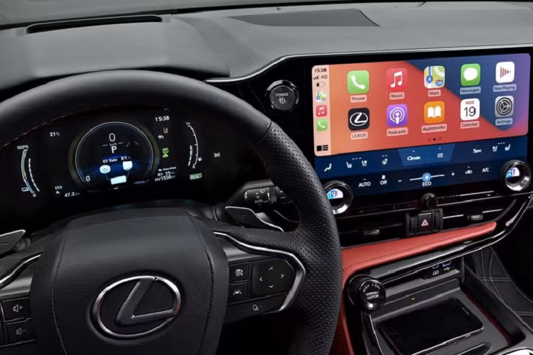 Ở phần đuôi xe, biểu tượng chữ L truyền thống của thương hiệu đã được loại bỏ, thay vào đó là dòng chữ “LEXUS” in đậm nổi bật. Đèn hậu cũng trải dài toàn bộ chiều rộng của khu vực đuôi xe.