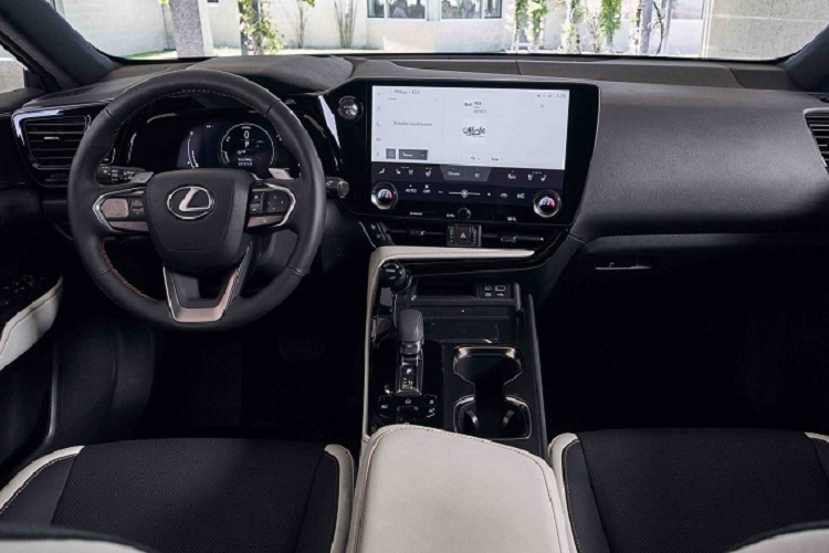 Diện mạo ngoại thất của mẫu xe sang Lexus NX 2022 vẫn là thiết kế quen thuộc từ thế hệ tiền nhiệm, bao gồm lưới tản nhiệt hình con suốt nhưng với cụm đèn pha được sửa đổi và dải đèn chạy ban ngày DRL tạo hình mũi tên nhọn đầy sắc sảo. Đèn pha projector 3 bóng LED được cung cấp dưới dạng tùy chọn nâng cấp cho phiên bản mới.
