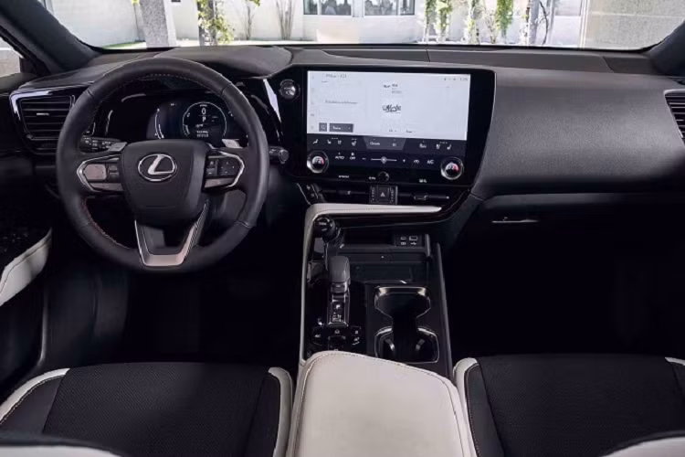 Diện mạo ngoại thất của mẫu xe sang Lexus NX 2022 vẫn là thiết kế quen thuộc từ thế hệ tiền nhiệm, bao gồm lưới tản nhiệt hình con suốt nhưng với cụm đèn pha được sửa đổi và dải đèn chạy ban ngày DRL tạo hình mũi tên nhọn đầy sắc sảo. Đèn pha projector 3 bóng LED được cung cấp dưới dạng tùy chọn nâng cấp cho phiên bản mới.
