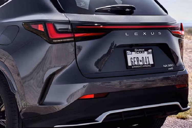 Nằm gọn gàng phía dưới màn hình trung tâm này là các núm xoay vật lý điều chỉnh hệ thống điều hòa và âm thanh. Một số công nghệ nổi bật khác trong khoang cabin của Lexus NX 2022 bao gồm màn hình 7.0 inch có độ phân giải cao ở cụm công cụ kỹ thuật số và tùy chọn màn hình hiển thị trên kính lái HUD 10.0 inch.