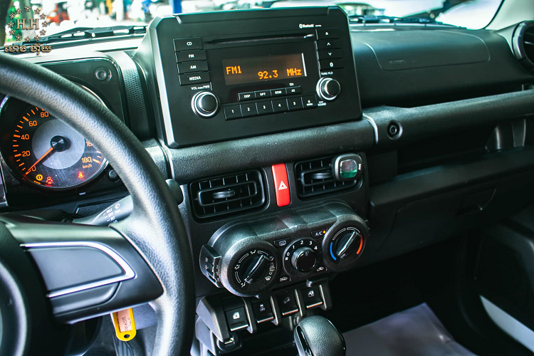 Thêm body thân rộng, nắp ca-pô được sửa đổi, lên “dàn chân” mâm lớn hơn với thiết kế mâm tương tự như mâm của Mercedes-AMG. Ngoài ra, các chi tiết như đường nẹp hông và kính chiếu hậu mang phong cách thiết kế của G-Class cũng được độ lên Jimny và hơn nữa.