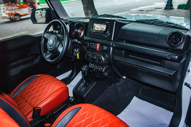 Xe sử dụng kết hợp với hộp số tự động 4 cấp (4 AT) đi cùng với dẫn động hai cầu (4WD) với hệ thống kiểm soát lực kéo điện tử thích ứng All-Grip 4WD, trên mẫu Jimny hệ thống này đóng vai trò như một sự thay thế cho hệ thống khóa vi sai trước và sau.