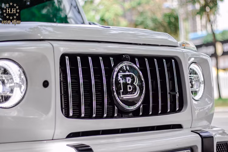 Chiếc Suzuki Jimmy độ Brabus mới được đưa về đại lý Campuchia là một ví dụ. Mẫu xe này được độ sẵn bodykits theo phong cách G63 AMG. Theo đó, toàn bộ cản trước và sau đã được thay thế.