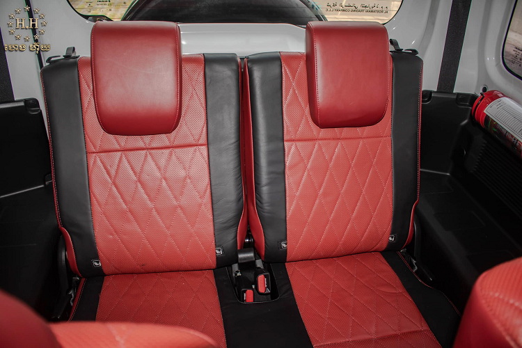 Xe sử dụng 2 cầu cứng và nền tảng khung gầm rời (body-on-frame) đậm chất xe SUV thực thụ. Bên cạnh đó, kiểu dáng thiết kế mới của Jimny trông khá tương đồng với thiết kế của mẫu SUV mang tính biểu tượng – Mercedes-Benz G-Class.