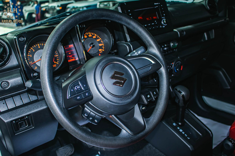 Dòng xe SUV cỡ nhỏ Suzuki Jimny được ưa chuộng bởi sự tiện dụng, có tính linh động và khả năng vượt địa hình đi off-road khá tốt với góc tiếp cận và góc thoát trước sau lần lượt là 37 và 49 độ cho phép nó linh động đi địa hình xấu và khả năng off-road tốt.