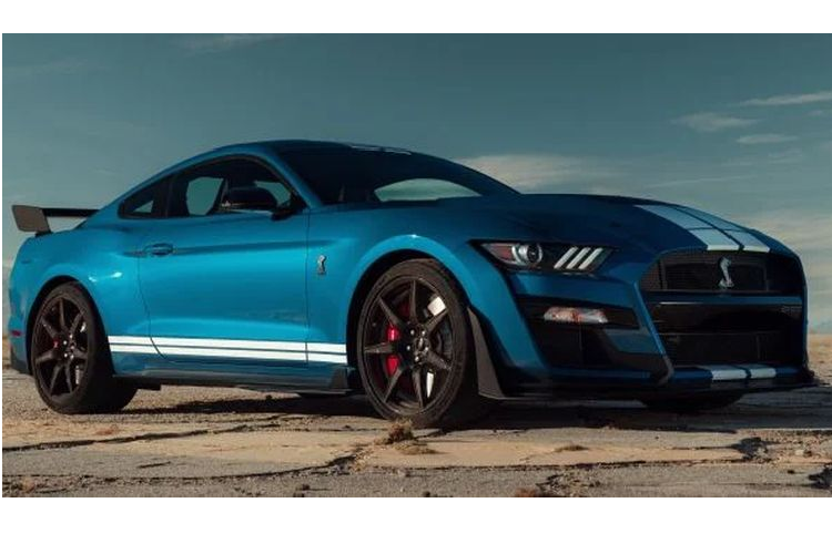 Ford Mustang Shelby GT500 2021 mới được trang bị động cơ siêu nạp V8 5.2L sản sinh công suất 760 mã lực và mô-men xoắn 847 Nm, kết hợp với hệ dẫn động cầu sau và hộp số ly hợp kép 7 cấp Tremec kèm lẫy chuyển số nhanh, cho khả năng tăng tốc từ 0 - 100 km/h chỉ trong 3,5 giây.