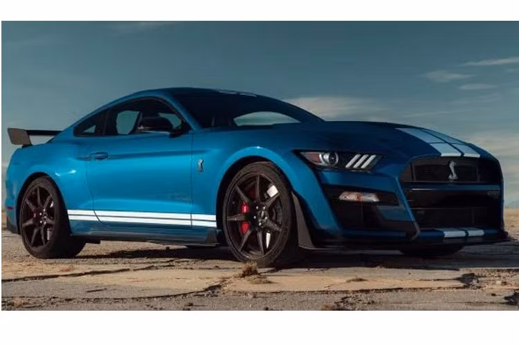  Ford Mustang Shelby GT500 2021 mới được trang bị động cơ siêu nạp V8 5.2L sản sinh công suất 760 mã lực và mô-men xoắn 847 Nm, kết hợp với hệ dẫn động cầu sau và hộp số ly hợp kép 7 cấp Tremec kèm lẫy chuyển số nhanh, cho khả năng tăng tốc từ 0 - 100 km/h chỉ trong 3,5 giây.