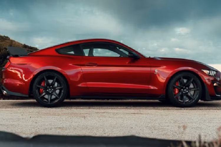 Ngoài ra, Mustang Shelby GT500 cũng được trang bị hệ thống lái trợ lực điện mới, lò xo cuộn trọng lượng nhẹ, bộ mâm 20 inch bọc trong lốp Michelin Pilot Sport 4S cùng kẹp phanh Brembo cỡ lớn.