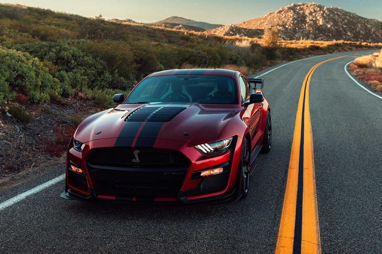 Không rõ liệu gói Carbon-Fibre Track Package có được cung cấp cho Mustang Shelby GT500 tại thị trường Philippines hay không, nếu có thì thật tuyệt vời vì gói này bao gồm các la-zăng sợi carbon 20 inch, cánh lướt gió GT4 sợi carbon có thể điều chỉnh và loại bỏ ghế sau.