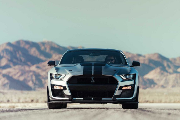 Về diện mạo, thân vỏ của Ford Mustang Shelby GT500 đã được sửa đổi để trở nên rộng hơn, lưới tản nhiệt kép phía trước có thiết kế mở để cung cấp luồng gió mát hơn 50% so với Shelby GT350. Đây còn là chiếc Mustang có các thành phần khí động học tiên tiến nhất của Ford. Thiết kế tổng thể của xe được lấy cảm hứng từ một chiếc máy bay chiến đấu hiện đại.