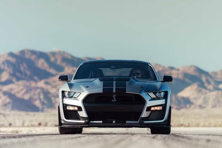 Về diện mạo, thân vỏ của Ford Mustang Shelby GT500 đã được sửa đổi để trở nên rộng hơn, lưới tản nhiệt kép phía trước có thiết kế mở để cung cấp luồng gió mát hơn 50% so với Shelby GT350. Đây còn là chiếc Mustang có các thành phần khí động học tiên tiến nhất của Ford. Thiết kế tổng thể của xe được lấy cảm hứng từ một chiếc máy bay chiến đấu hiện đại.