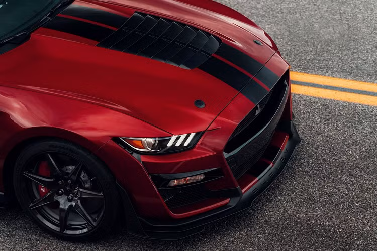 Ngoài ra, chiếc xe còn có cụm đồng hồ LCD 12 inch và hệ thống thông tin giải trí SYNC3 qua màn hình cảm ứng 8 inch. Mức giá xe Ford Mustang Shelby GT500 2021 từ 7,76 triệu PHP (khoảng 3,52 tỷ đồng) tại thị trường Philippines.