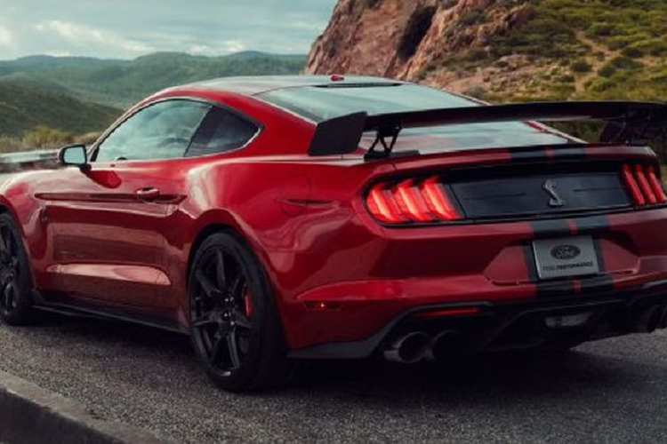 Khách hàng Philippines có thể đặt mua Ford Mustang Shelby GT500 với 11 lựa chọn sơn ngoại thất, bao gồm xanh dương Antimatter Blue, xám Carbonised Grey, vàng Grabber Yellow, trắng Oxford White, đen Shadow Black, xanh dương Velocity Blue, đỏ Race Red, cam Twister Orange, bạc Iconic Silver, đỏ Rapid Red, và xanh dương Performance Blue.
