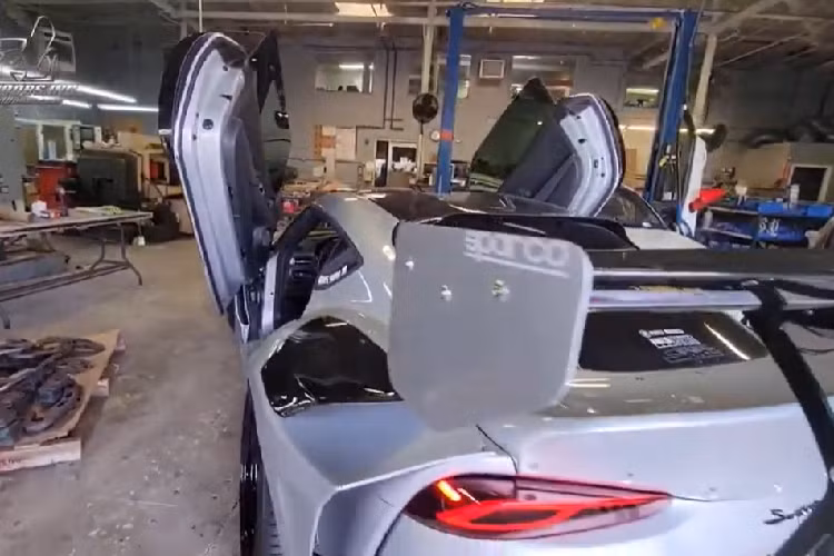 Tuy nhiên, Vertical Doors khuyên rằng chủ xe tốt nhất là nên nhờ tới một thợ máy chuyên nghiệp, có đầy đủ công cụ để thực hiện công việc chuyển đổi cánh cửa. 