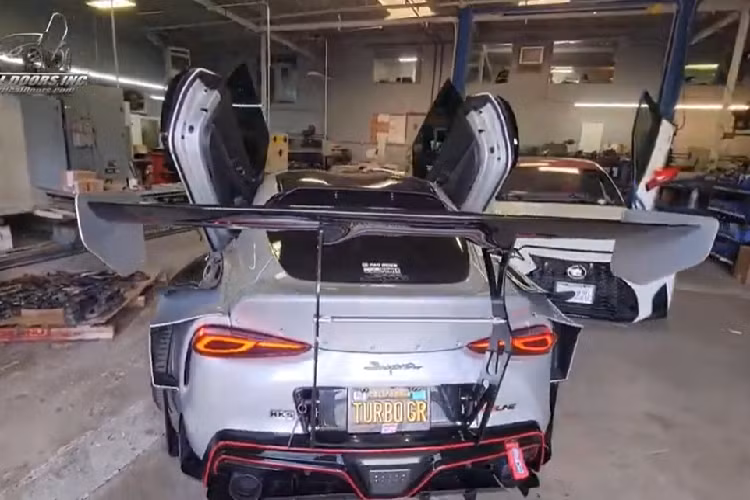 Bộ kit cánh cửa xuất hiện trong video là một nguyên mẫu, nhưng công ty hiện đang tiếp nhận đơn đặt hàng 