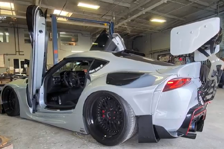 Để khiến chiếc GR Supra trong video trở nên bắt mắt hơn, nó đã được lắp đặt một bộ kit widebody HKS. 