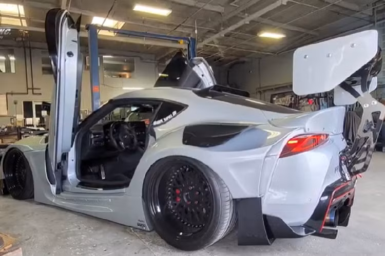 Để khiến chiếc GR Supra trong video trở nên bắt mắt hơn, nó đã được lắp đặt một bộ kit widebody HKS. 