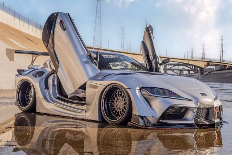 Tới lúc này, đây chắc là chiếc A90 Supra đầu tiên trên thế giới với cửa cắt kéo. Chúng trông thật phong cách, nhưng phải nói thực là không được thực tế cho lắm. Đó là lý do tại sao bộ kit của Vertical Doors cũng có thể đảo ngược hoàn toàn 