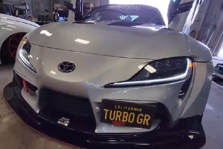 Được bán lẻ bộ kit Toyota GR Supra độ siêu xe Lamborghini với giá là 2.199 USD (khaongr hơn 50 triệu đồng) cộng với phí vận chuyển, bộ bản lề chốt cửa dạng cắt kéo đi kèm với mẫu chốt sản xuất nhà máy của GR Supra. Về lý thuyết, điều này giúp chủ xe dễ dàng lắp đặt bằng các công cụ cơ bản và không cần hàn chút nào. 