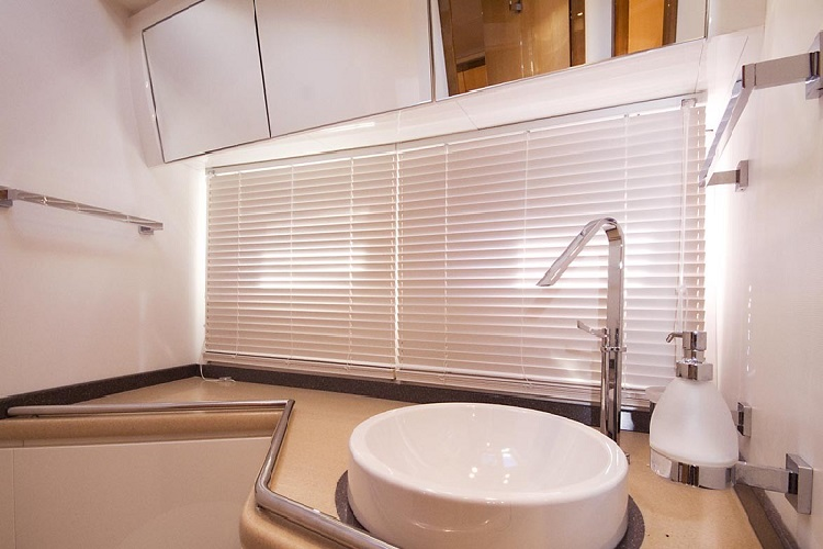 Giá du thuyền FP50 hiện vẫn chưa được tiết lộ. Tuy nhiên, dựa trên một số mẫu du thuyền Focus Power khác mới ra mắt gần đây, nó được dự đoán sẽ rơi vào khoảng 500.000 Euro (khoảng 13,2 tỷ đồng) - một con số chẳng thấm vào đâu đối với những triệu phú đam mê du lịch biển.