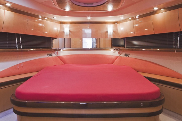 FP50 chỉ có hai boong, bao gồm một boong chính cho buồng lái và một boong chứa đầy đủ trang bị tiện nghi phục vụ cho hoạt động sinh hoạt hàng ngày. Ở boong chính, ngoài buồng lái, chủ sở hữu cùng những vị khách của mình có thêm khu vực nhỏ để thư giãn bao gồm bàn nhỏ, hàng ghế băng và một vài chiếc ghế nhỏ.