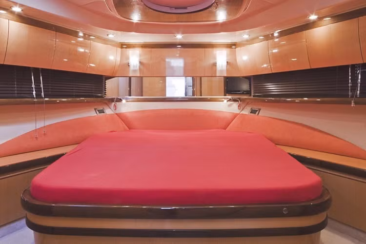 FP50 chỉ có hai boong, bao gồm một boong chính cho buồng lái và một boong chứa đầy đủ trang bị tiện nghi phục vụ cho hoạt động sinh hoạt hàng ngày. Ở boong chính, ngoài buồng lái, chủ sở hữu cùng những vị khách của mình có thêm khu vực nhỏ để thư giãn bao gồm bàn nhỏ, hàng ghế băng và một vài chiếc ghế nhỏ.