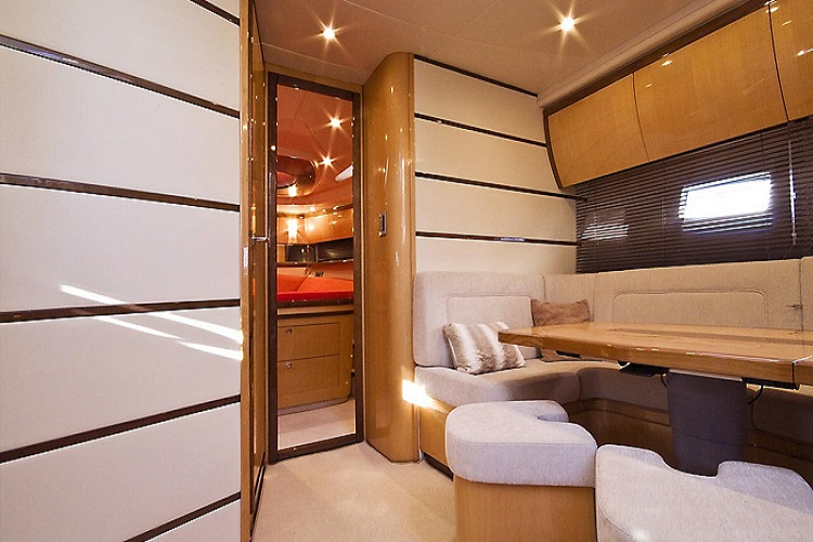 Boong dưới có sẵn với hai cách bố trí: thứ nhất là giường lớn phục vụ cho tối đa 6 người và thứ hai là giường nhỏ hơn chỉ phù hợp với tối đa 4 người, phần diện tích còn lại được chuyển đổi thành phòng khách nhỏ đi kèm một phòng bếp đủ tiện nghi. Toàn bộ đồ nội thất được làm từ gỗ, vật liệu tổng hợp và kim loại kết hợp cùng hệ thống ánh sáng vừa phải tạo cảm giác sang trọng và hiện đại. Trong khi đó, phòng ngủ của FP50 có thiết kế như trên một chiếc máy bay tư nhân.