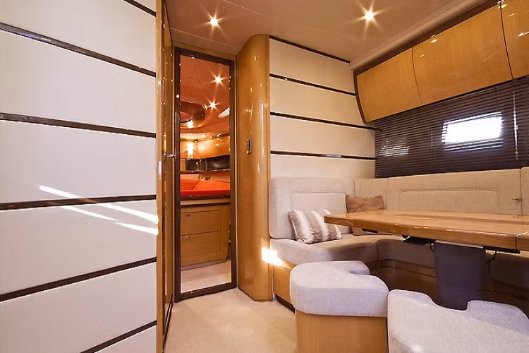 Boong dưới có sẵn với hai cách bố trí: thứ nhất là giường lớn phục vụ cho tối đa 6 người và thứ hai là giường nhỏ hơn chỉ phù hợp với tối đa 4 người, phần diện tích còn lại được chuyển đổi thành phòng khách nhỏ đi kèm một phòng bếp đủ tiện nghi. Toàn bộ đồ nội thất được làm từ gỗ, vật liệu tổng hợp và kim loại kết hợp cùng hệ thống ánh sáng vừa phải tạo cảm giác sang trọng và hiện đại. Trong khi đó, phòng ngủ của FP50 có thiết kế như trên một chiếc máy bay tư nhân.