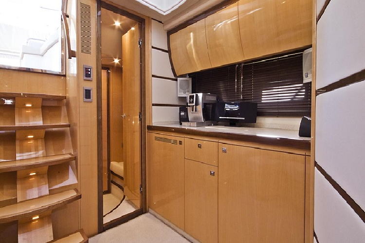 Mặc dù có kiểu dáng tương đối nhỏ gọn với diện tích không quá lớn nhưng cách bố trí khoa học lại giúp FP50 trở thành một chiếc du thuyền tuần dương phục vụ các chuyến du lịch dài ngày. Nó được trang bị đầy đủ tiện nghi phục vụ cho hoạt động sinh hoạt hàng ngày như phòng tắm có vòi hoa sen, nhà vệ sinh, bồn rửa, tủ quần áo và hệ thống điện nước đủ cung cấp cho nhiều ngày lênh đênh trên biển.