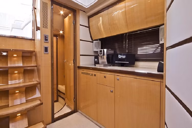 Mặc dù có kiểu dáng tương đối nhỏ gọn với diện tích không quá lớn nhưng cách bố trí khoa học lại giúp FP50 trở thành một chiếc du thuyền tuần dương phục vụ các chuyến du lịch dài ngày. Nó được trang bị đầy đủ tiện nghi phục vụ cho hoạt động sinh hoạt hàng ngày như phòng tắm có vòi hoa sen, nhà vệ sinh, bồn rửa, tủ quần áo và hệ thống điện nước đủ cung cấp cho nhiều ngày lênh đênh trên biển.