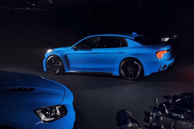 Chiếc xe được trang bị cánh gió lớn phía sau có thể điều chỉnh theo góc mong muốn, bộ la-zăng độc đáo bọc trong lốp Michelin Pilot Sport 4S, phanh Akebono và bộ giảm xóc Bilstein điều chỉnh linh hoạt.