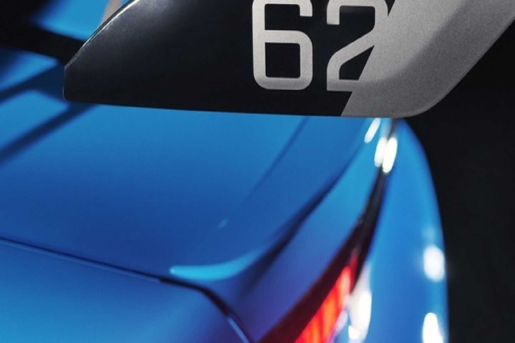 Giá xe Lynk &amp; Co 03 2021 tại Trung Quốc bán ra từ 185.000 NDT (khoảng 653 triệu đồng), đây là mẫu xe bán chạy nhất của thương hiệu này tại thị trường nội địa. Nó chia sẻ nền tảng CMA với Volvo XC40 và Polestar 2.