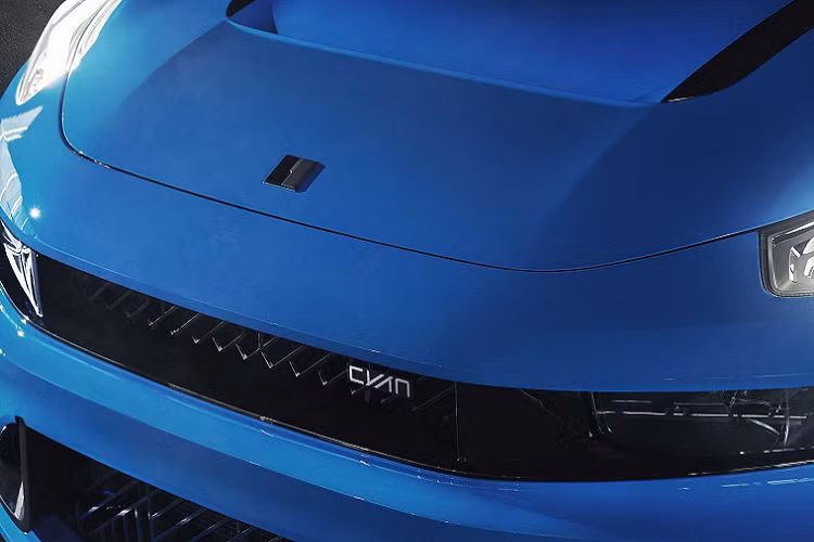 Về truyền động, phiên bản đặc biệt mới dùng động cơ tăng áp 2.0L sản sinh công suất 261 mã lực và mô-men xoắn cực đại 380 Nm, mạnh hơn một chút so với Lynk &amp; Co 03+ thông thường.