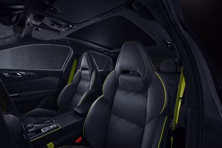 Ở bên trong, Lynk &amp; Co 03+ Cyan Edition có nhiều tính năng khác với tiêu chuẩn, bao gồm ghế bọc màu đen, các điểm nhấn màu vàng, cặp ghế thể thao mang thương hiệu Cyan tuyệt đẹp cho người lái và hành khách phía trước.