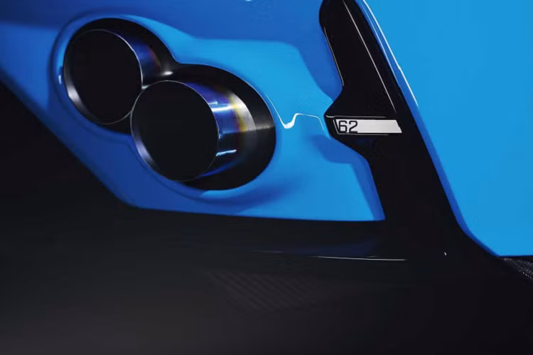 Sức mạnh được gửi đến cả 4 bánh xe thông qua hộp số tự động 8 cấp giúp xe tăng tốc từ 0 - 100 km/h trong 5,7 giây.